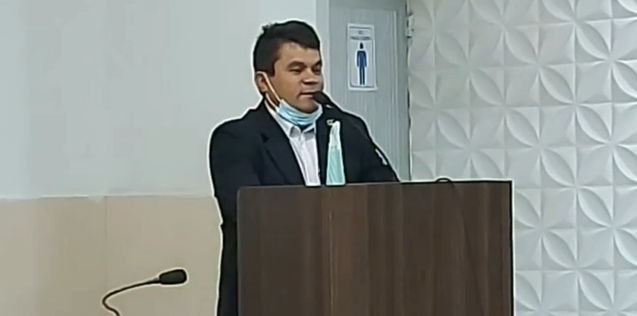 Vereador ocupa tribuna da Câmara de Itatira para pedir merenda para parlamentares