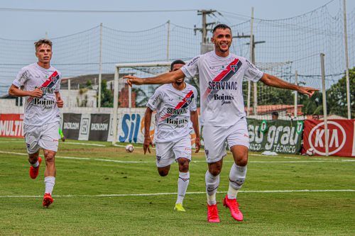 Edson Cariús comemora um dos gols na goleada por 5 a 1 diante do Paysandu. (Foto: Lenilson/FAC)