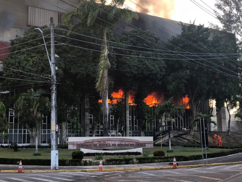 SOP faz reforma com dispensa de licitação em prédio incendiado do TJCE