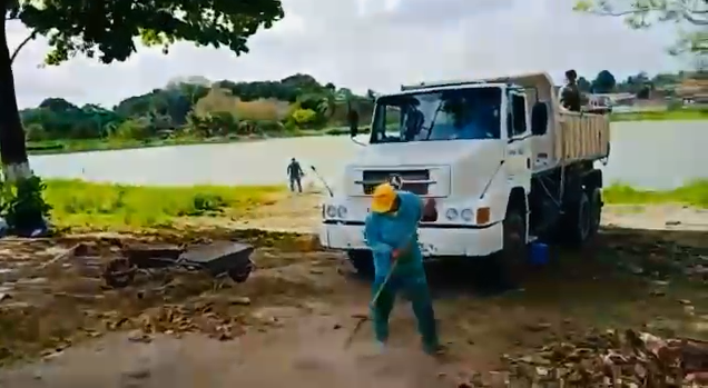 Prefeitura de Itaitinga realiza limpeza no entorno da Lagoa da Praça de Eventos