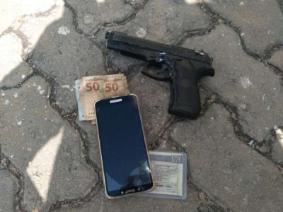 Pertences da vítima foram recuperados pelos agentes. (Foto: divulgação/Polícia Militar)
