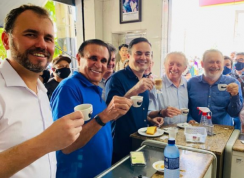 Wagner toma cafezinho no Beco do Cotovelo, em Sobral