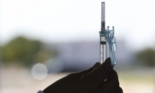 Vacinas contra Covid-19 com IFA nacional serão entregues em fevereiro