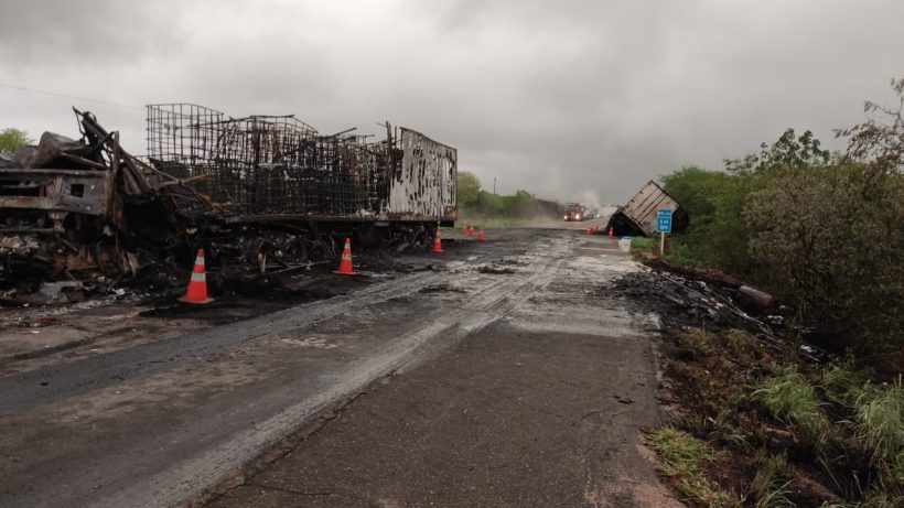 Acidente entre caminhões causa incêndio e deixa uma pessoa morta no interior do Ceará