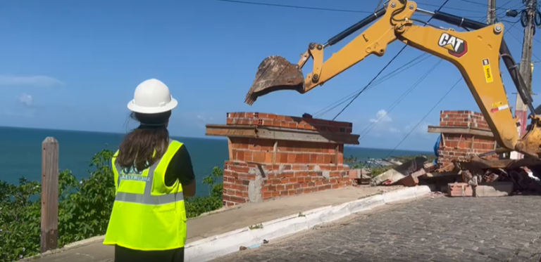 Prefeita Ariana Aquino derruba muro construído sem autorização na praia de Lagoinha