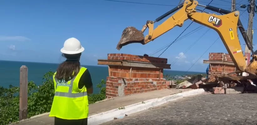 Prefeita Ariana Aquino derruba muro construído sem autorização na praia de Lagoinha