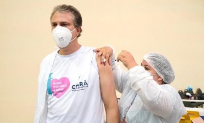 Camilo Santana tomou a dose de reforço nesta segunda-feira, 3 de janeiro. (Foto: reprodução/Facebook)