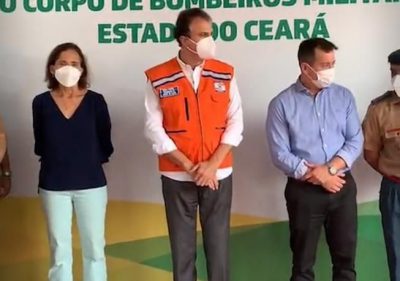 Izolda Cela ao lado de Camilo Santana (centro)