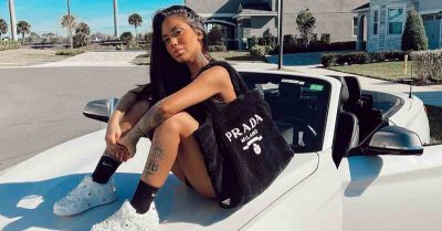 Mc Mirella posta foto ostentando com carro de luxo e bolsa de grife em Orlando