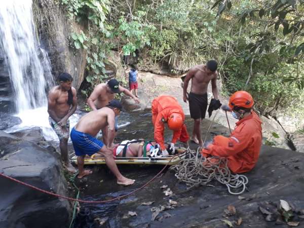 Mulher cai de cachoeira de 10 metros de altura na cidade de Baturité