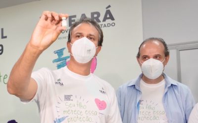 Camilo mostra dose de vacina contra covid para crianças
