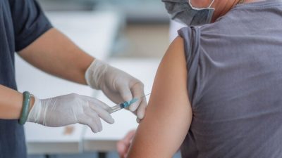 Camilo anuncia chegada de vacinas da Pfizer contra a covid para vacinação de crianças