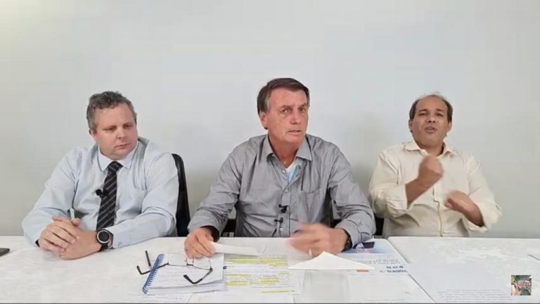 Bolsonaro esquece origem de Padre Cícero durante live semanal