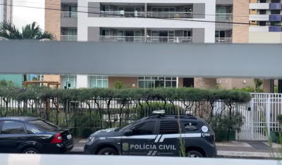 Polícia em frente ao apartamento de Jefferon Paes de Andrade em Fortaleza