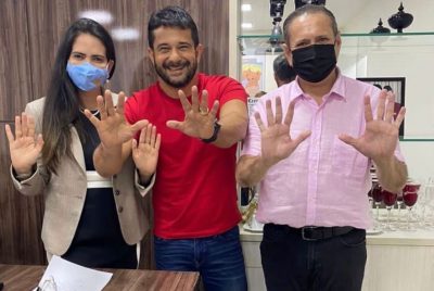 Apóstolo Luiz Henrique posando para foto com Domingos Filho. (Foto: reprodução)