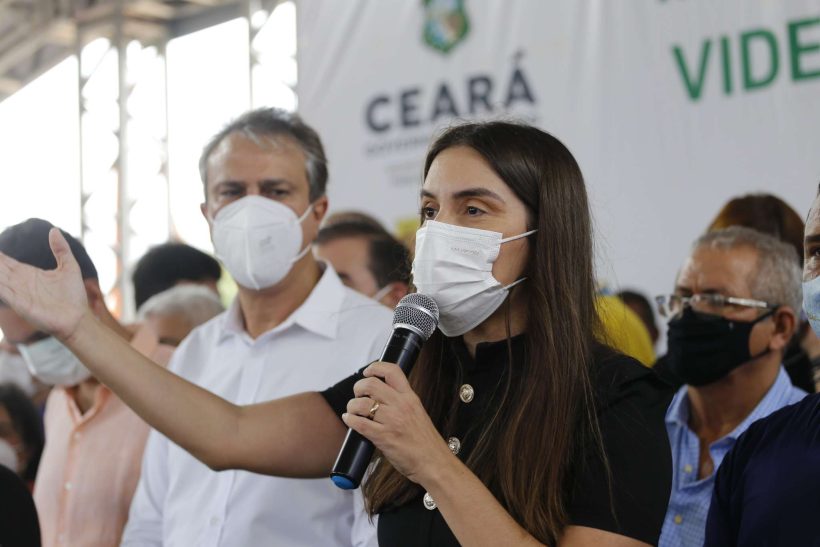 Prefeita Ariana Aquino anuncia reajuste de 16% no salário dos professores de Paraipaba