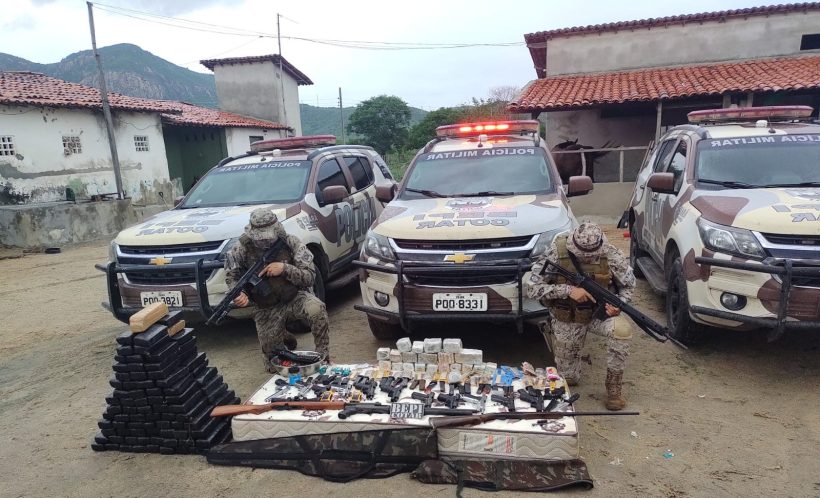 Polícia prende seis pessoas com armas e drogas em Itapipoca