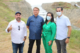 Presidente Bolsonaro é recepcionado pela prefeita de Jati em visita ao Ceará
