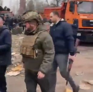 Civis recebem armas para ajudar a combater a ofensiva russa. (Foto: reprodução/vídeo)