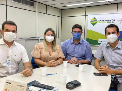 Marlos Costa, de azul, foi indicado pelo deputado Domingos Neto. (Foto: reprodução/Prefeitura de Guaramiranga)