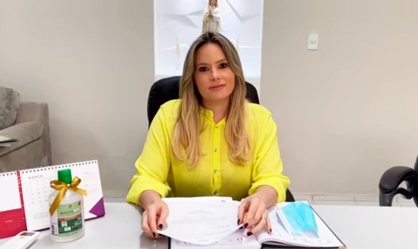 Prefeita de Nova Russas reduz próprio salário para investir no município