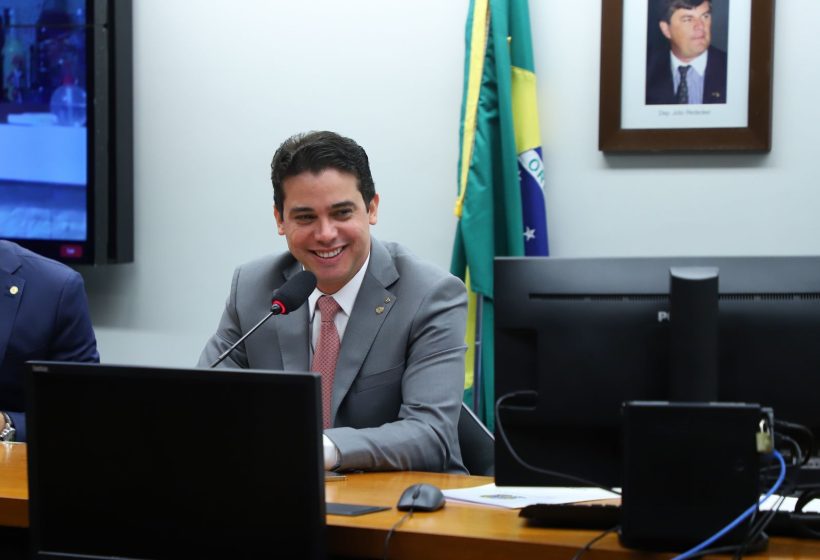 Júnior Mano vota a favor da PEC que garante piso salarial a profissionais da saúde