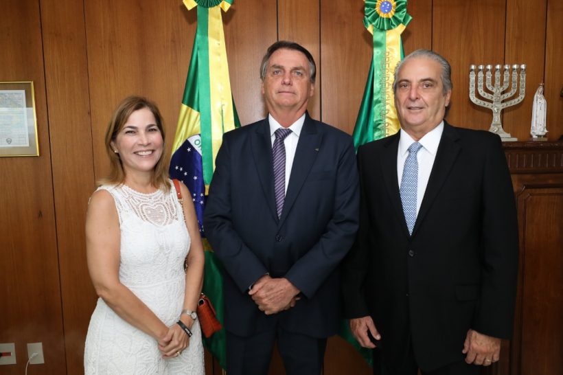 Mayra Pinheiro se reúne com Bolsonaro e informa saída do Ministério da Saúde