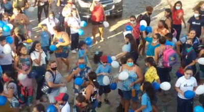 Alunos, mães de alunos e profissionais da educação protestam contra a decisão da prefeitura. (Foto: reprodução/vídeo)