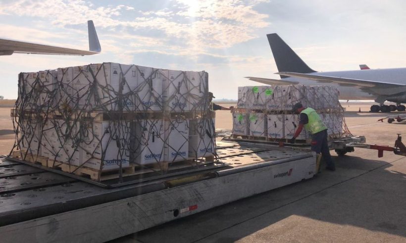 Brasil recebe primeiro lote de vacinas bivalentes contra covid-19