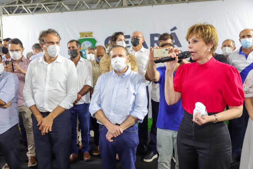 Camilo assina ordem de serviço para adutora em Tauá
