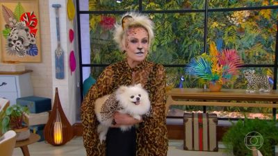 Ana Maria Braga caracterizada de onça. [Foto: Reprodução / TV Globo]