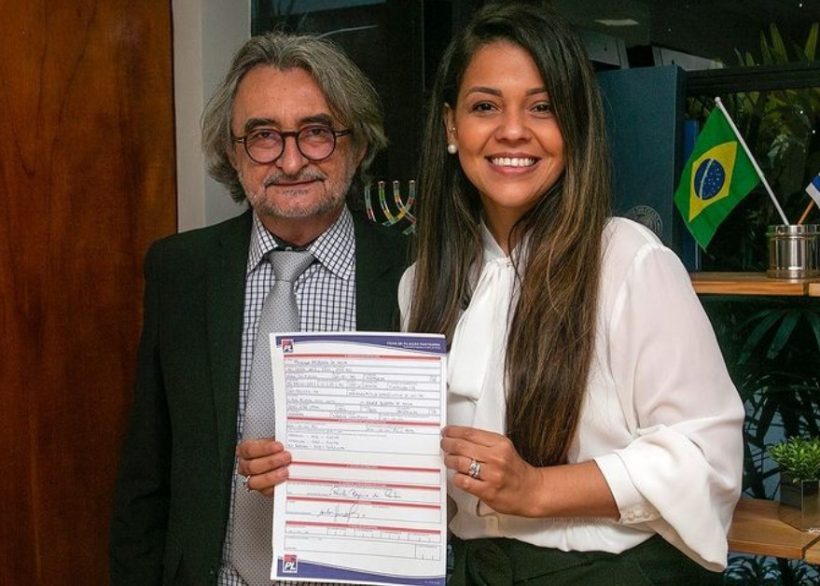Presidente regional do PL, Acilon Gonçalves filia vereadora Priscila Costa ao partido
