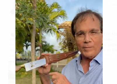 Beto Studart com faca em homenagem a Bolsonaro