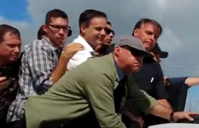 Capitão Wagner desfila em carro aberto com Bolsonaro, durante visita do presidente ao município de Quixadá. (Foto: reprodução/vídeo)