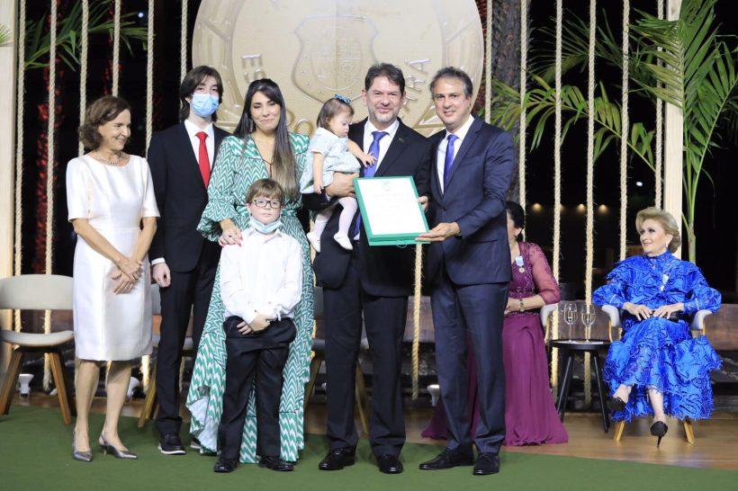 Cid é homenageado pelo governador Camilo Santana com a Medalha da Abolição