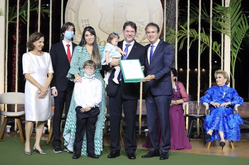 Cid é homenageado pelo governador Camilo Santana com a Medalha da Abolição
