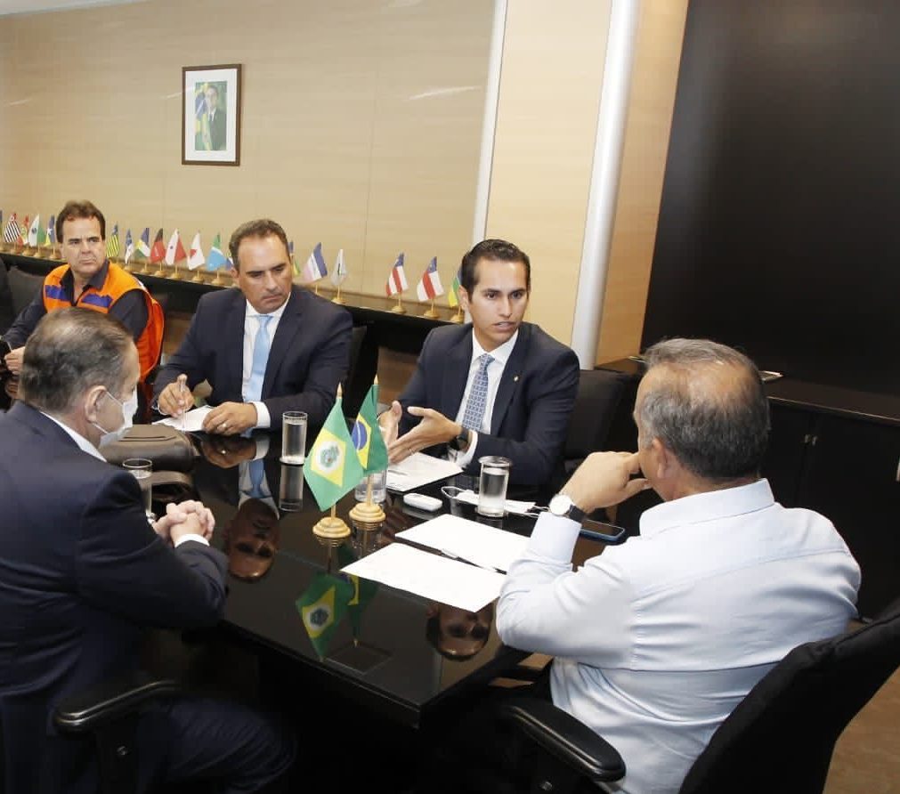 Domingos Neto articula recursos para recuperar municípios atingidos pelas enchentes