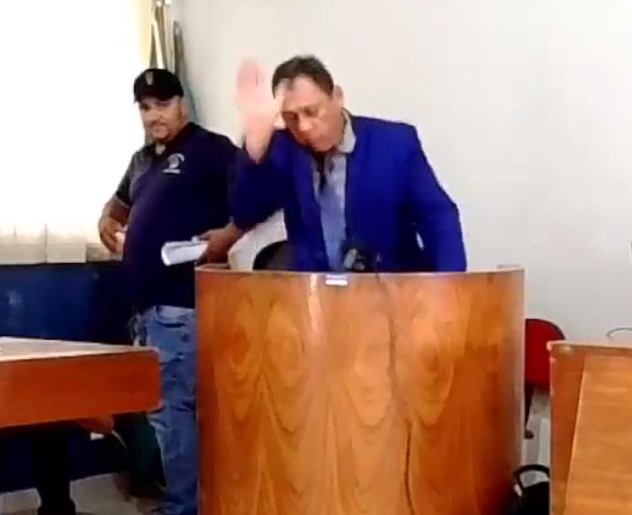Vereador de Lavras da Mangabeira se irrita e derruba microfone durante sessão na Câmara