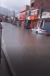 Vídeo mostra situação de rua no Centro de Itapajé. (Foto: reprodução/vídeo)