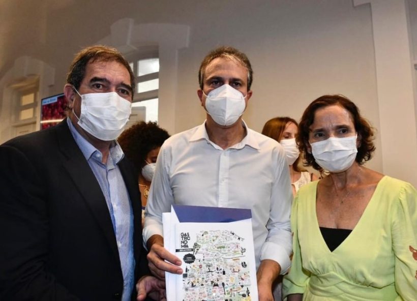 Luiz Gastão entrega documento do Colóquio da Lei da Gastronomia ao governador Camilo