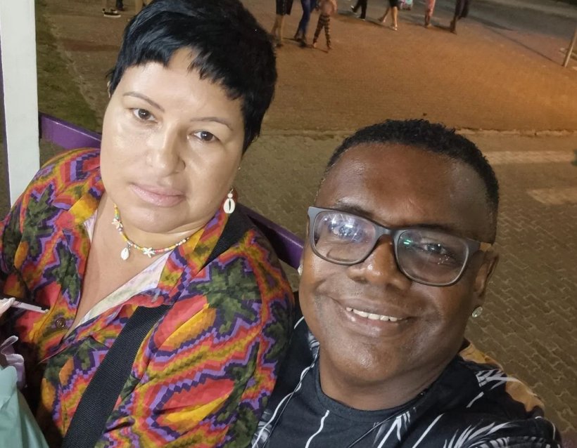MC Marcinho emociona com vídeo raspando cabelo de esposa após tumor