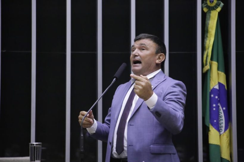 Nelho Bezerra assume mandato de Capitão Wagner e pede para ser o sexto filho de Bolsonaro