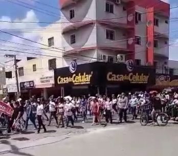 Professores de Quixadá fazem protesto pedindo reajuste de 33,24% no salário