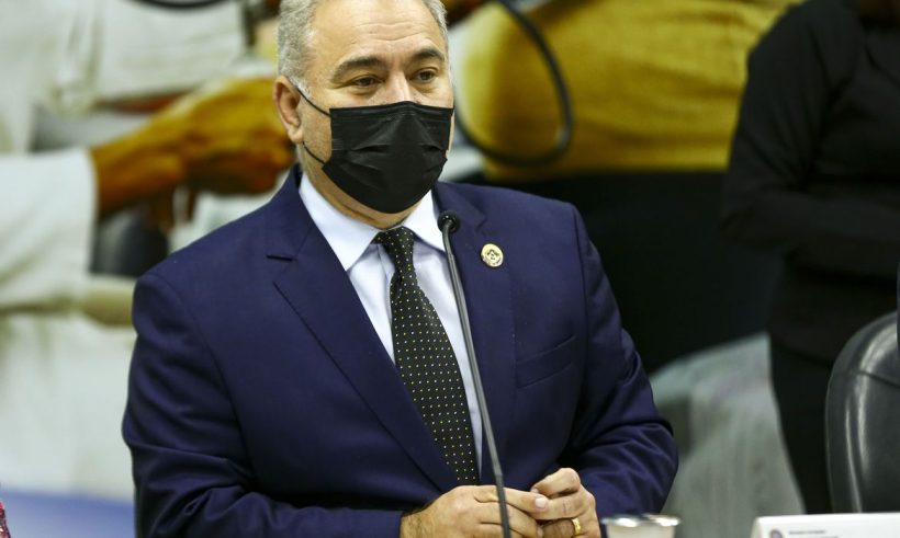 Ministro pede ao Senado para rebaixar Covid-19 à situação de endemia