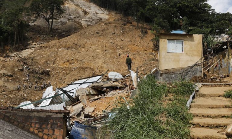 Número de mortos na tragédia de Petrópolis sobe para 232