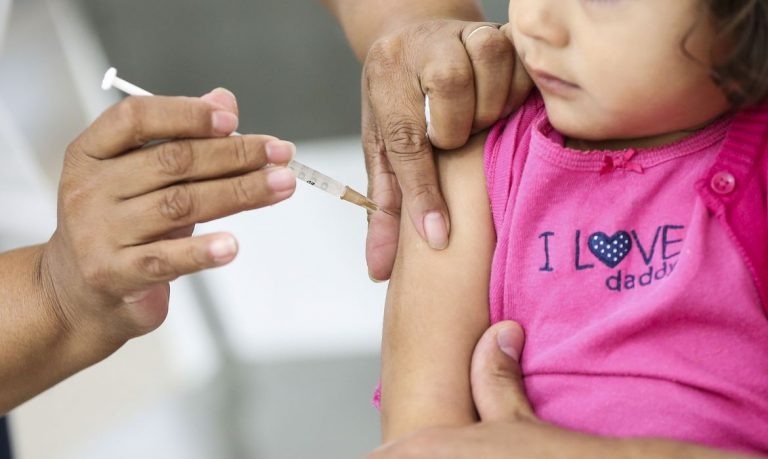 Vacinação contra influenza e sarampo para crianças é antecipada e começa nesta terça-feira (12)