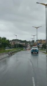 O viaduto da Av. Oliveira Paiva foi interditado nesta segunda devido a buracos que se formaram na via por conta das fortes chuvas. (Foto: reprodução/vídeo)