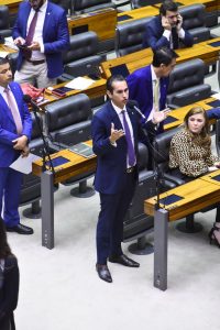 Domingos Neto consegue apoio de líderes partidários para barrar aumento da tarifa de energia