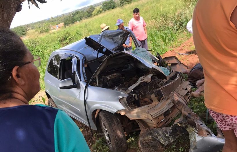 Homem morre após perder controle de veículo e colidir contra árvore em Ibiapina