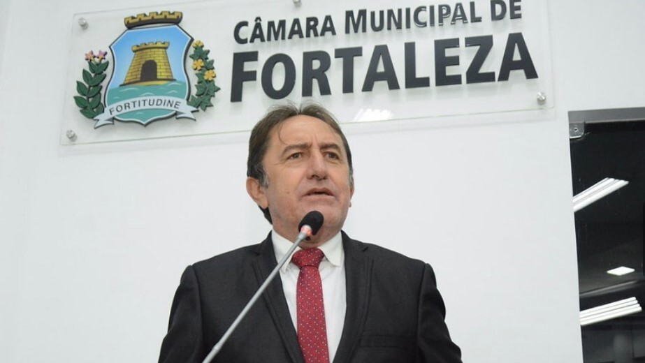Vereador Adail Jr. reforça apoio a Evandro Leitão, mas anuncia oposição à secretária de Saúde